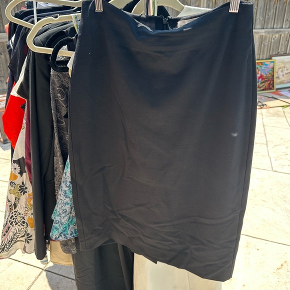 Size 6 black banana republic ponte pencil skirt in as pictured condition - Picture 1 of 3